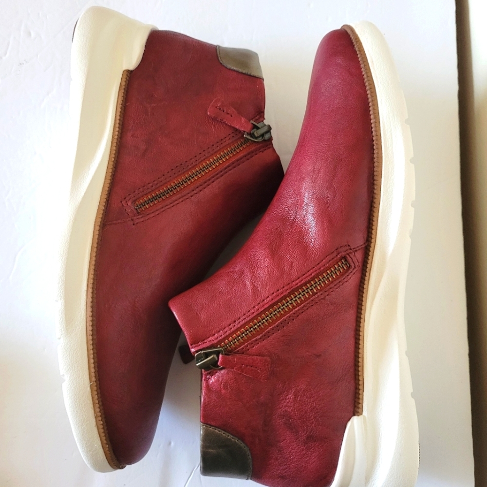 Johnson &  Murphy women's Emory zip  bootie. Wine washed Italian sheepskin.